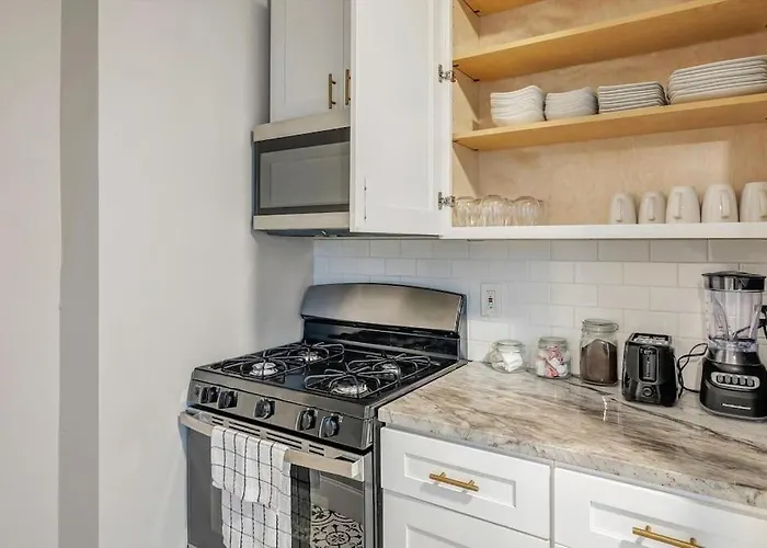 Beautiful Tower Grove Unit Recently Renovated 2S