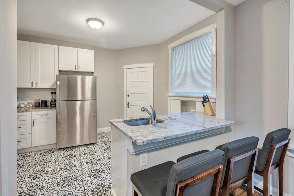Beautiful Tower Grove Unit Recently Renovated 2s * Richmond Heights